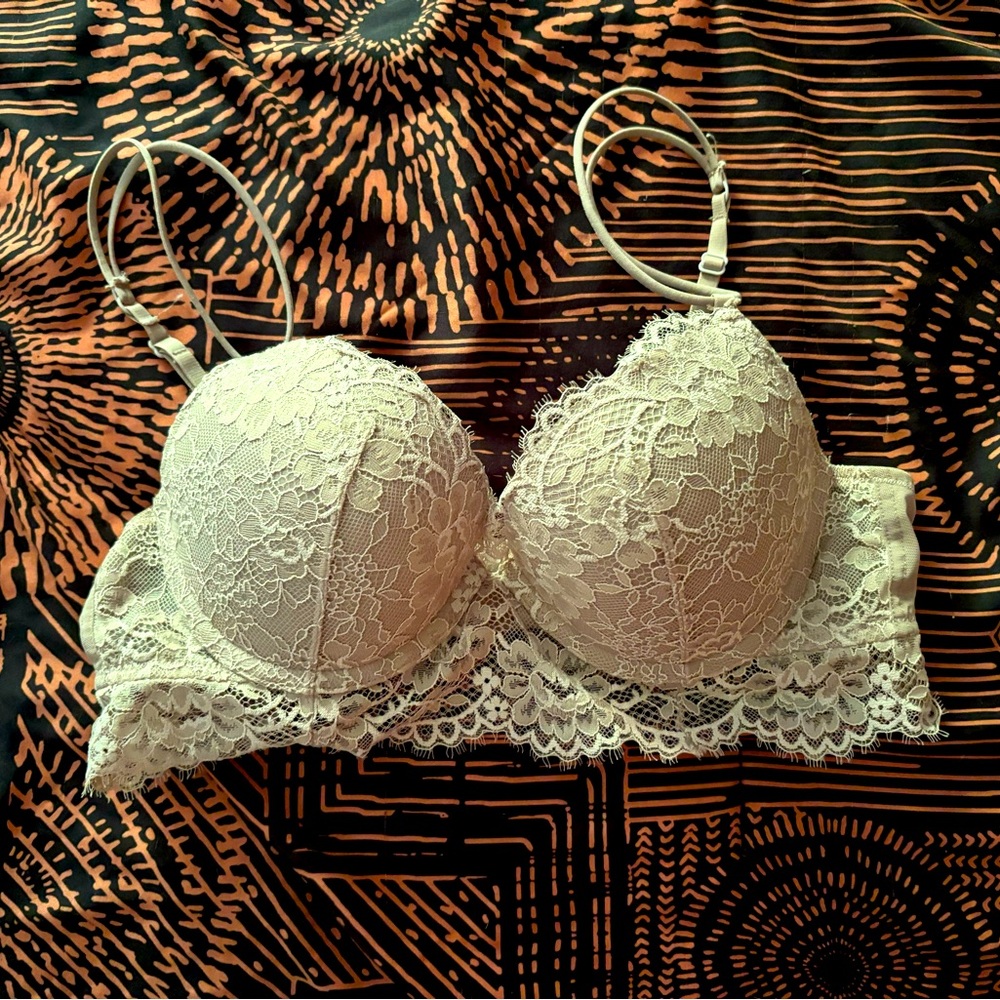 H&M lacy beige padded underwire bra 34B EUC
